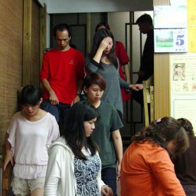 摩肩接踵