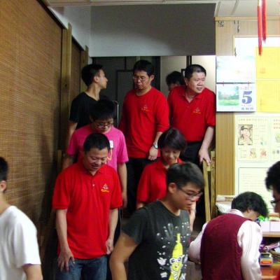 摩肩接踵